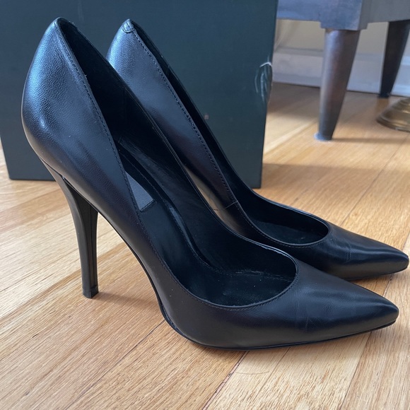 Mia Limited Edition Leather Black Venus Pumps in size 7 1/2M with box. - Picture 2 of 11